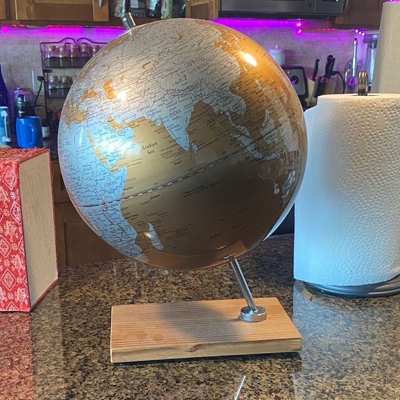 Vintage gold Globe with wooden base - Picture 5 of 6